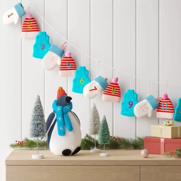 6' Fabric Mitten Hat Vest Christmas Advent Calendar Garland White/Blue/Red nwt - Picture 2 of 3
